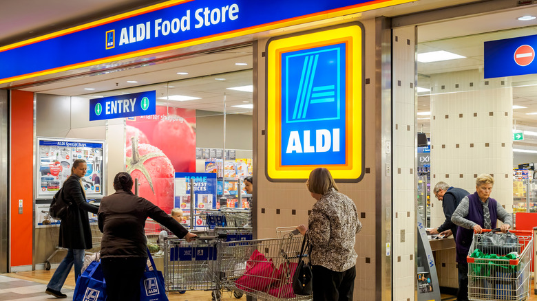 Exterior of an Aldi grocery store