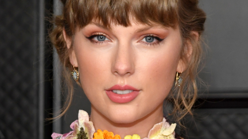 Taylor Swift posing at Grammys