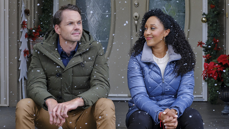 Paul Campbell and Tamera Mowry-Housley in The Santa Stakeout