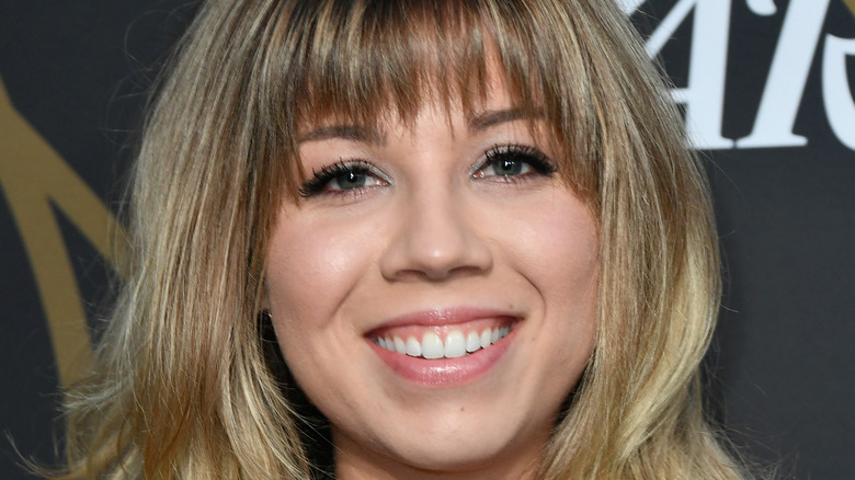 Jennette McCurdy smiling on the red carpet