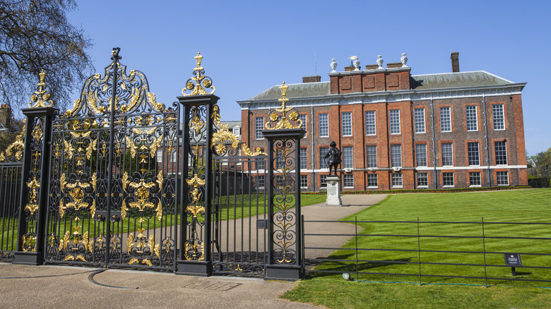 Kensington Palace exterior, gate