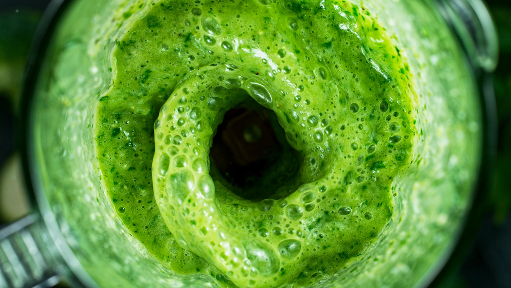 Green juice blending in blender
