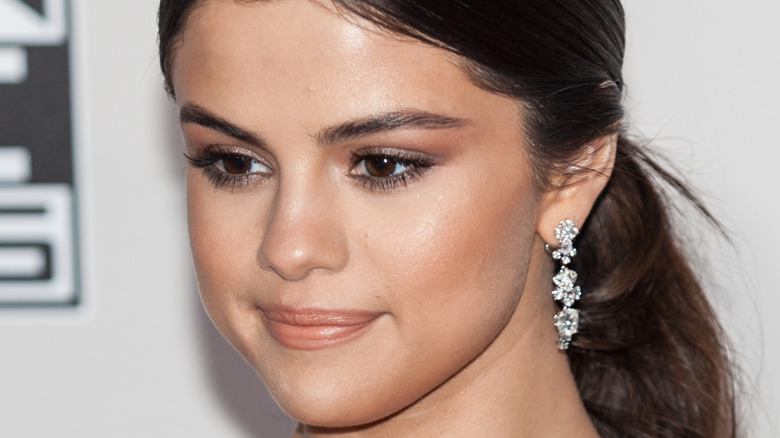 Selena Gomez with bronzed cheeks and eyes