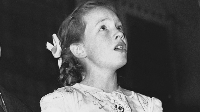 Young Julie Andrews singing