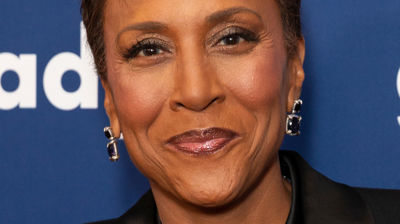 Robin Roberts smiles for cameras