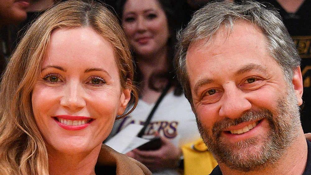 Leslie Mann and Judd Apatow pose at a basketball event