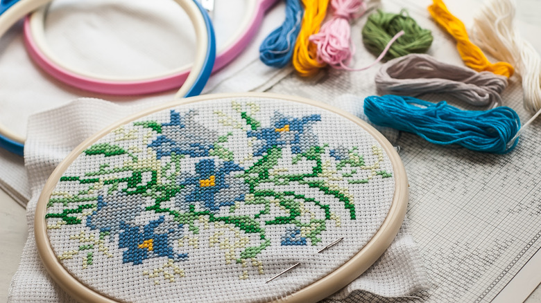 Cross-stitch and embroidery hoop 
